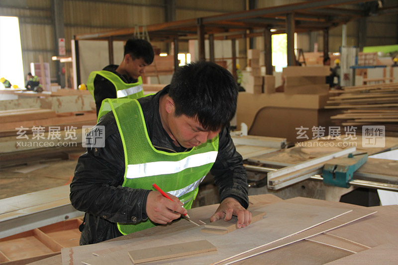 大香蕉网址展覽工廠木工工人